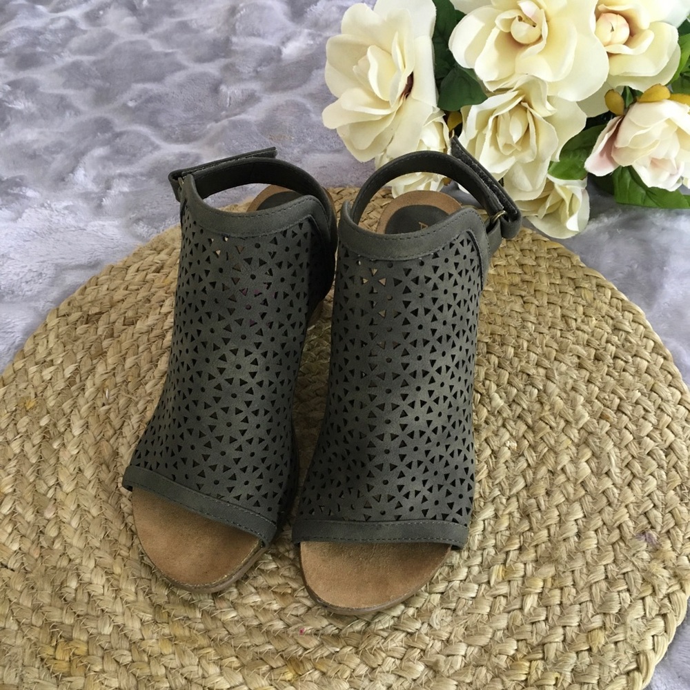 Andiamo Adaly Peep Toe Laser Cut Booties Size 5.5
